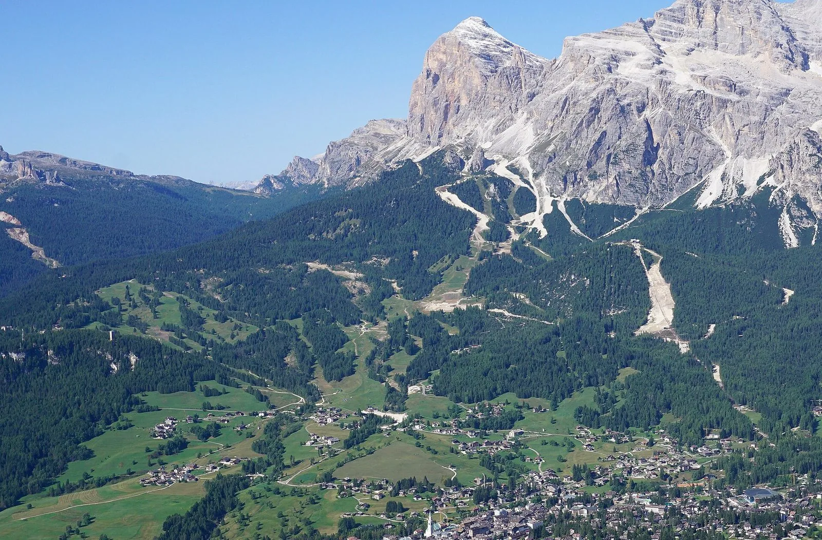 Il versante delle Tofane sopra Cortina d'Ampezzo con i tracciati delle piste da sci, compresa l'Olympia delle Tofane, visti in estate